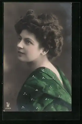 Foto-AK RPH Nr. 2232 /6: Nachdenkliche junge Frau blickt gen Himmel