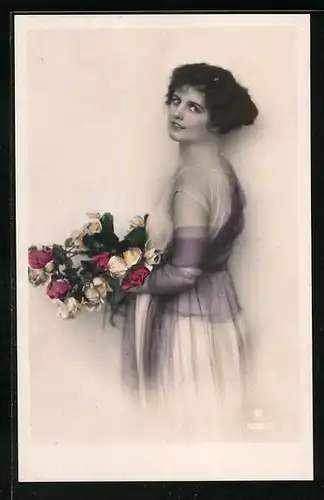 Foto-AK RPH Nr.: 5839 /5: Junge Frau hält einen Rosenstrauss in der Hand