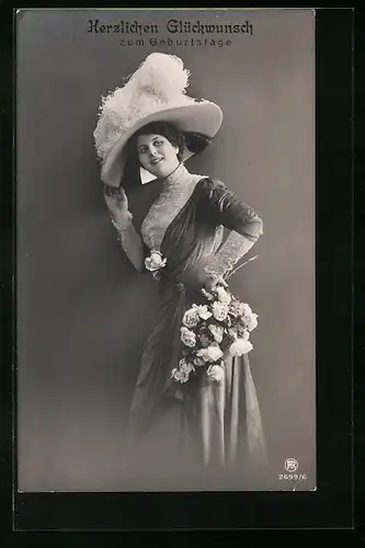 Foto-AK RPH Nr. 2699 /6: Elegante Dame mit Hut und Blumen in der Hand, Herzlichen Glückwunsch zum Geburtstag