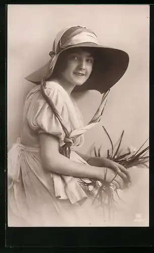 Foto-AK RPH Nr. 4529 /1: Mädchen lächelt fröhlich unter seinem sommerlichen Hut