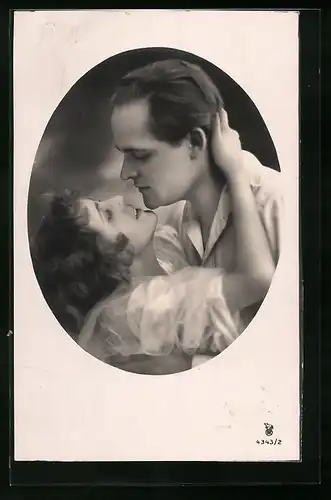 Foto-AK RPH Nr. 4343 /2: Verliebtes Paar in leidenschaftlicher Umarmung