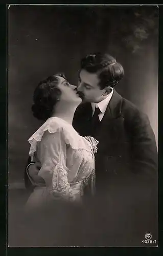 Foto-AK RPH Nr. 4238 /1: Verliebtes Paar küsst sich zärtlich