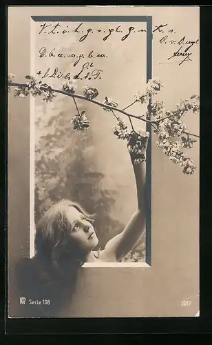 Foto-AK RPH Nr. 3057: Junge Frau greift nach einem Blütenzweig