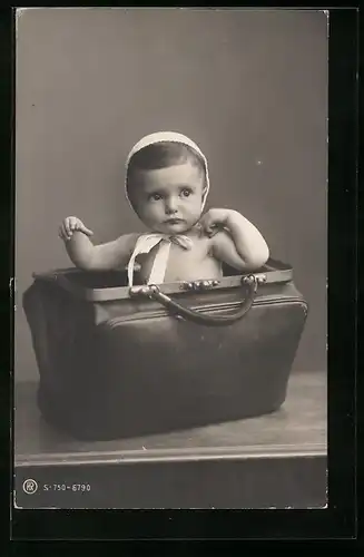 Foto-AK RPH Nr. S750-6790: Kleinkind blickt verdutzt aus einer Reisetasche