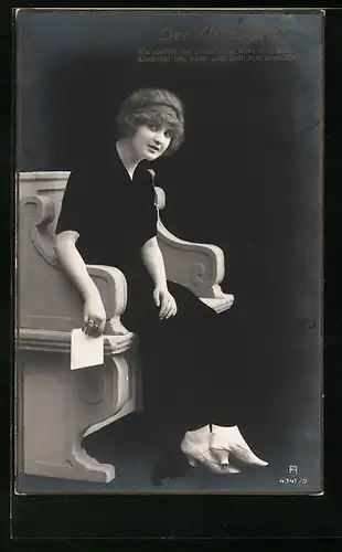 Foto-AK RPH Nr. 4341 /5: Junge Frau sitzt mit einem Brief in der Hand auf einer Bank, Der Liebesbrief