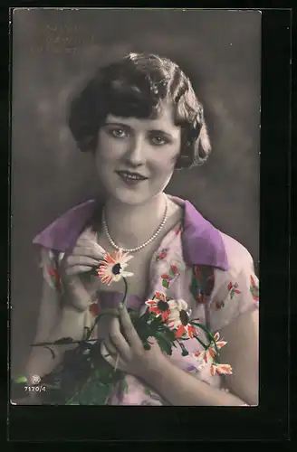 Foto-AK RPH Nr. 7170 /4: Junge Dame mit bezauberndem Lächeln