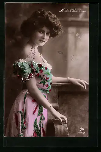 Foto-AK RPH Nr. 1952 /6: Elegante Dame steht an einer Balustrade, La belle Goudrun