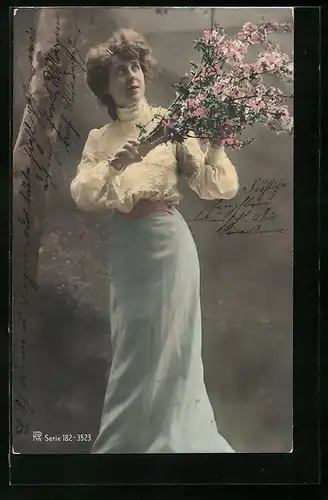 Foto-AK RPH Nr. 182-3523: Junge Frau mit Blumenstrauss in der Hand