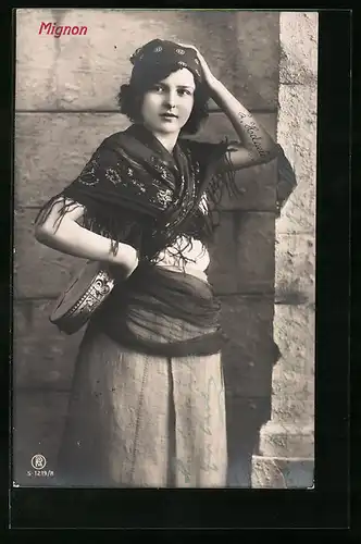 Foto-AK RPH Nr. S1219 /8: Junge Frau mit Kopftuch steht an einer Häuserwand Mignon