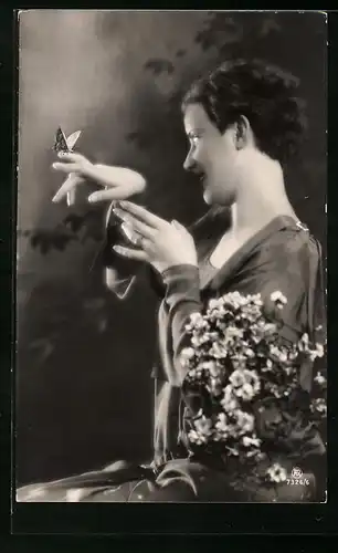 Foto-AK RPH Nr. 7326 /6: Junge Dame freut sich über den Schmetterling auf ihrer Hand