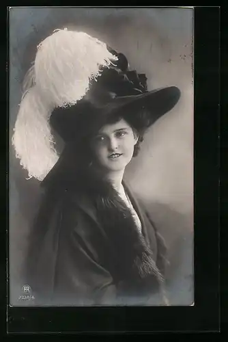 Foto-AK RPH Nr. 2239 /5: Junge Dame mit grossem Hut