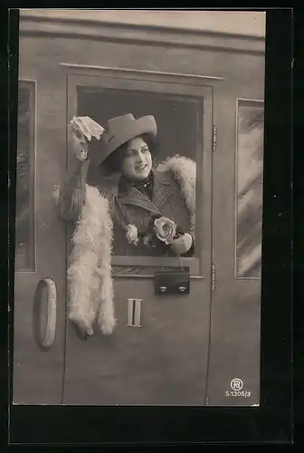 Foto-AK RPH Nr. S1305 /3: Frau winkt zum Abschied aus dem Zugfenster