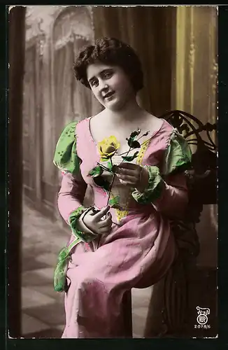 Foto-AK RPH Nr. 2078 /6: Junge Frau hält eine gelbe Rose in der Hand