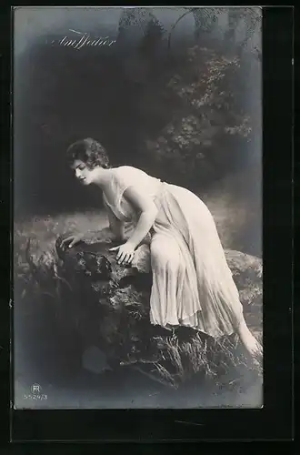 Foto-AK RPH Nr. 5524 /3: Junge Frau sitzt auf einem Stein am Weiher