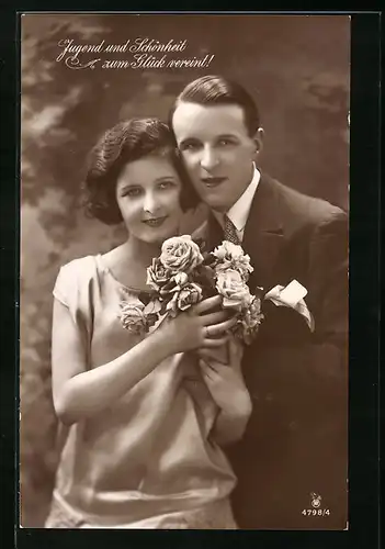 Foto-AK RPH Nr. 4798 /4: Junges Paar steht verliebt zusammen, Jugend und Schönheit zum Glück vereint!