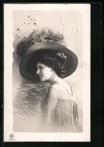Foto-AK RPH Nr. 2199 /1: Junge Frau mit opulentem Hut
