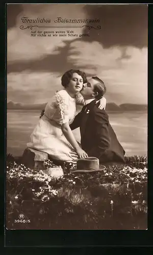 Foto-AK RPH Nr. 3968 /5: Verliebtes Paar sitzt zusammen auf der Wiese