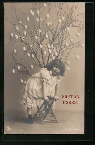 Foto-AK RPH Nr.: S-551-5674: Mädchen steht unter einem mit Ostereiern geschmückten Baum, Sretan Uskrs!