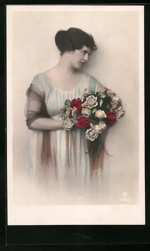 Foto-AK RPH Nr. 5839 /2: Junge Frau hält einen prachtvollen Rosenstrauss im Arm