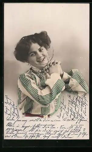 Foto-AK RPH Nr. S257-3966: Lächelnde junge Frau mit modischer Bluse und Hochsteckfrisur