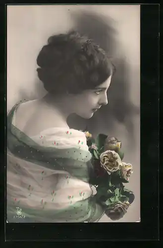 Foto-AK RPH Nr. 2756 /2: Verliebte Dame mit Rosen in der Hand