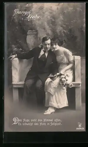 Foto-AK RPH Nr. 3206 /5: Junges Paar sitzt zusammen auf einer Bank, Junge Liebe