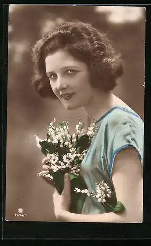 Foto-AK RPH Nr. 7054 /1: Junge Frau hält einen Strauss Maiglöckchen in der Hand