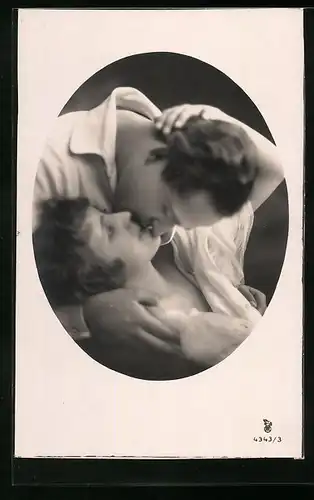 Foto-AK RPH Nr. 4343 /3: Paar küsst sich zärtlich