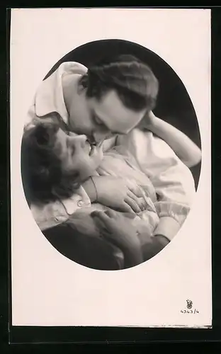 Foto-AK RPH Nr. 4343 /4: Verliebtes Paar in stürmischer Umarmung
