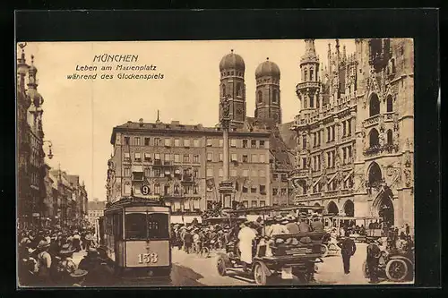 AK München, Strassenbahn auf dem Marienplatz während des Glockenspiels