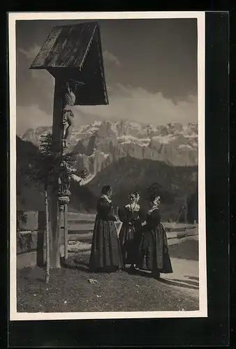 AK Selva di Val Gardena, Frauen in Tracht und Gipfelpanorama