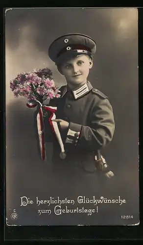 AK Kleiner Soldat in Uniform mit Blumen, Geburtstagsgruss, Kinder Kriegspropaganda