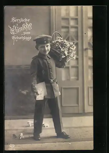 AK Kleiner Soldat mit Blumenkorb und Briefen, Geburtstagsgruss, Kinder Kriegspropaganda