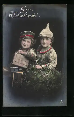 AK Zwei Kleine Soldaten mit Paketen und Tannenbaum, Weihnachtsgruss, Kinder Kriegspropaganda