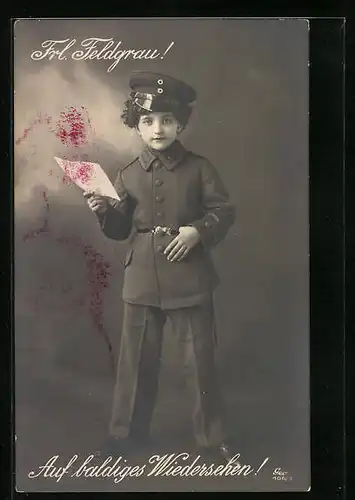 AK Fräulein Feldgrau in Uniform mit Brief in der Hand, Kinder Kriegspropaganda