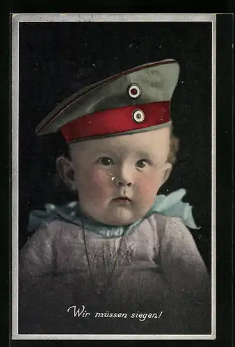 AK Wir müssen siegen!, Kleines Kind mit Soldatenmütze, Kinder Kriegspropaganda