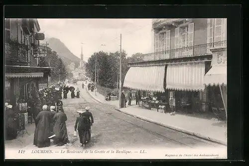 AK Lourdes, le Boulevard de la Grotte et la Basilique