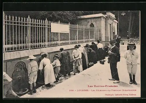 AK Lourdes, les Pélerins a la Fontaine Miraculeuse