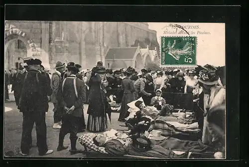 AK Lourdes, Malade devant les Piscines