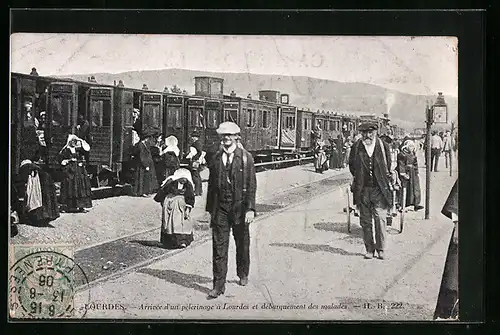 AK Lourdes, Arrivée d'un pélerinage à Lourdes et débarquement des malades