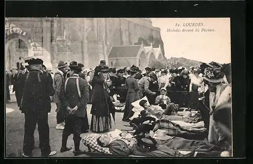 AK Lourdes, Malades devant les Piscines