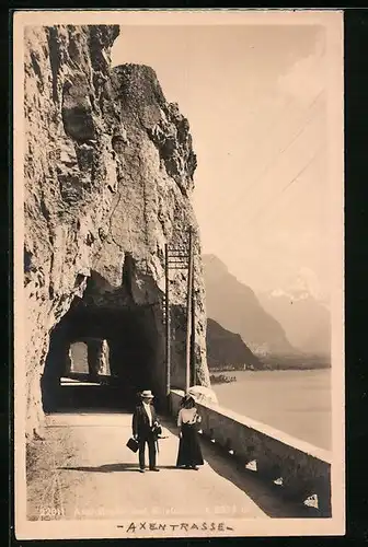 AK Flüelen, Axenstrasse mit Blick auf Ort und Bristenstock