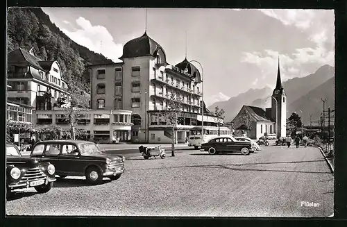 AK Flüelen am Vierwaldstättersee, Strassenpartie am Hotel Urnerhof mit Kirche
