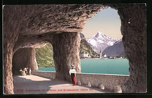 AK Flüelen, Axenstrasse mit Blick zum Ort und Bristenstock