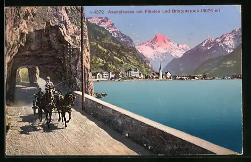 AK Flüelen, Axenstrasse mit Blick zum Ort und Bristenstock