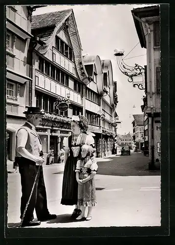 AK Appenzell, Hauptgasse mit Familie in Tracht