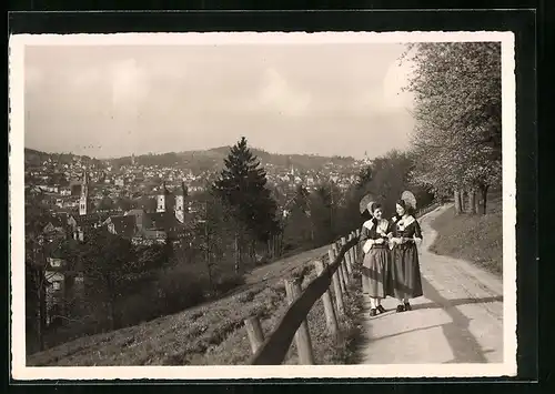 AK St. Gallen, Ortsansicht mit zwei Mädchen in Tracht