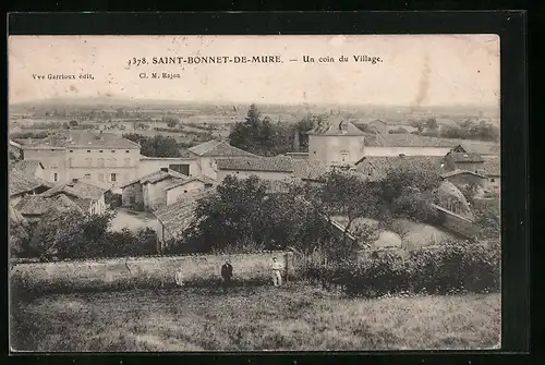 AK Saint-Bonnet-de-Mure, Un coin du Village