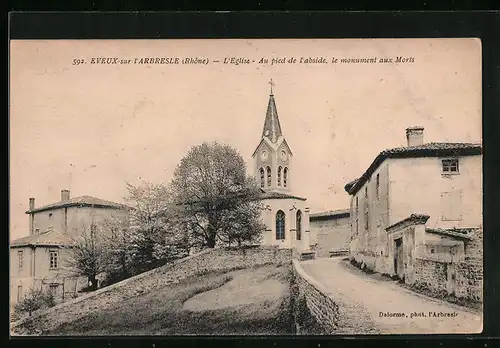 AK Eveux-sur-l`Arbresle, L`Èglise - Au pied de l`abside, le monument aux Morts