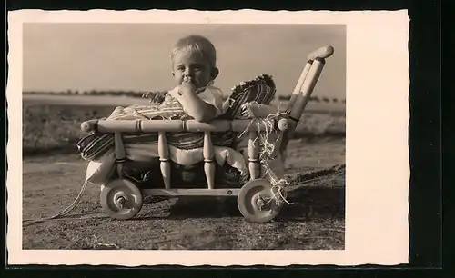 AK Kleines Kind im Kinderwagen